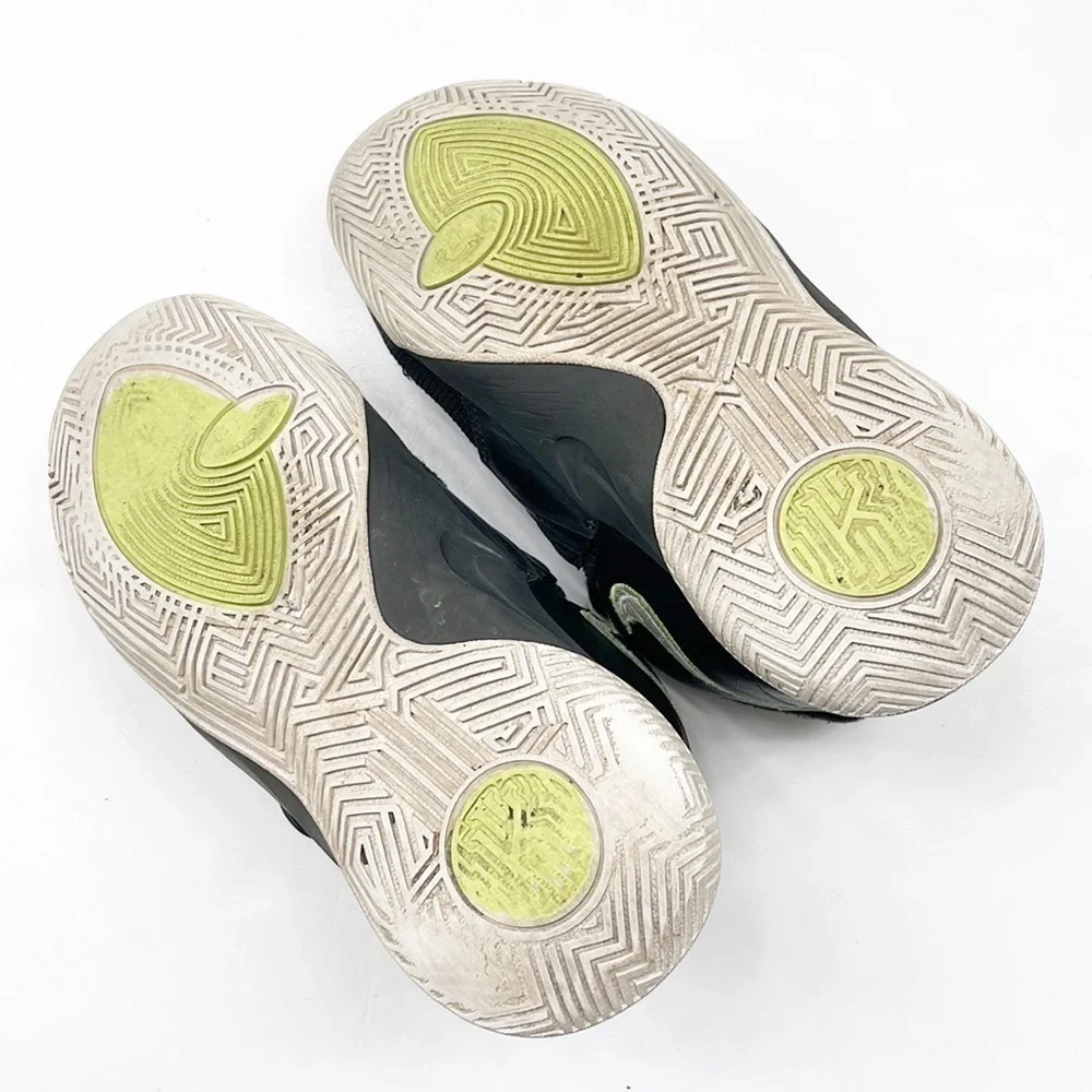 Nike Kyrie Irving Flytrap Youth Basketball Sneakers
